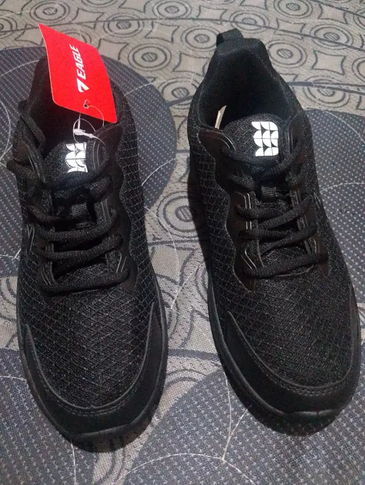 SEPATU  OLAHRAGA BUAT KERJA ATAU SEKOLAH