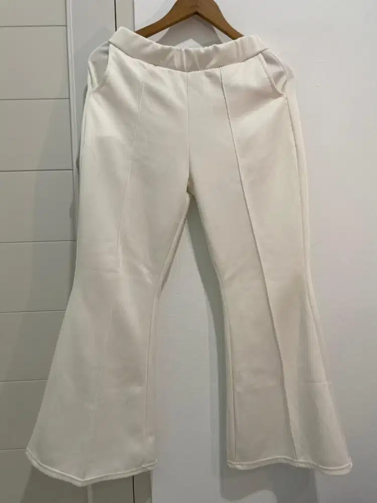 Thrifting Celana Putih