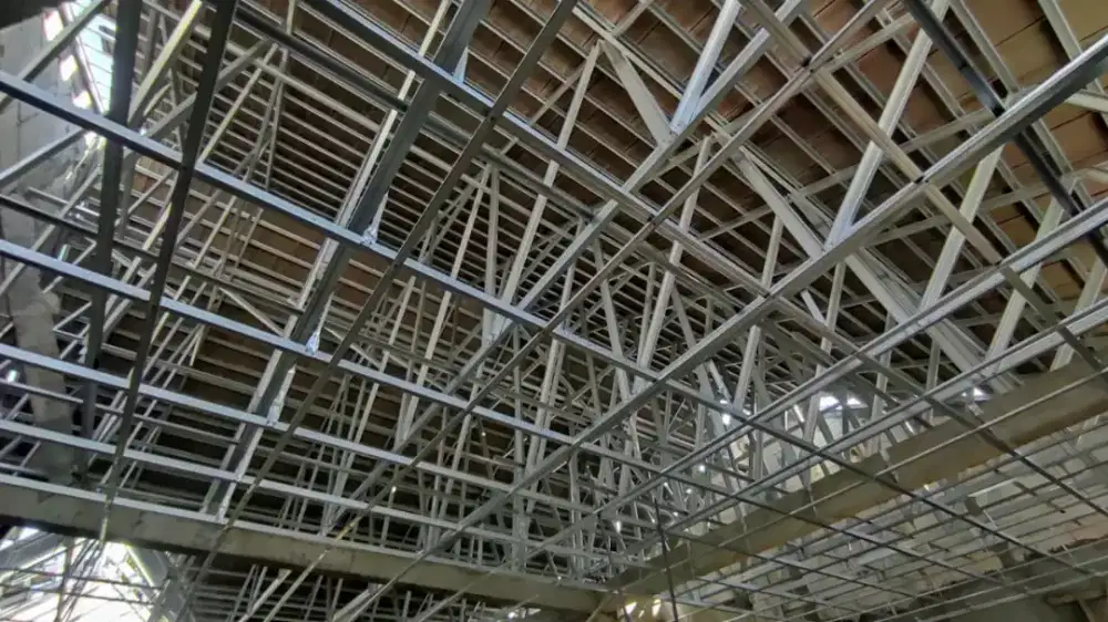 Aplikator pasang rangka atap galvalum