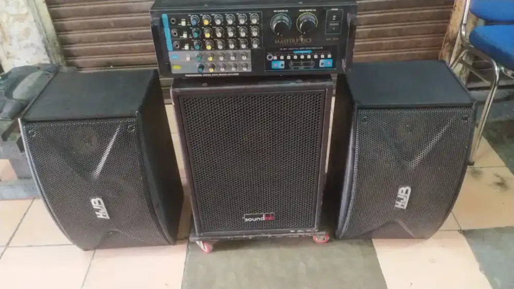 Satu set alat karaoke