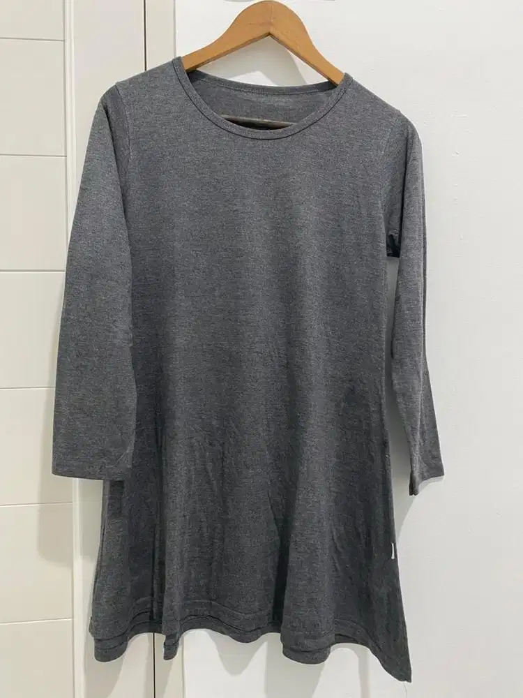 Thrifting Baju Lengan Panjang Warna Abu Abu