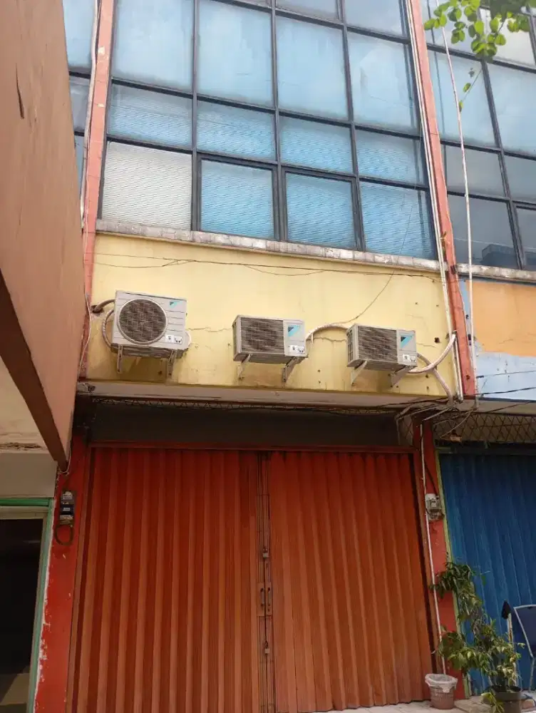 Disewakan ruko 3 lantai