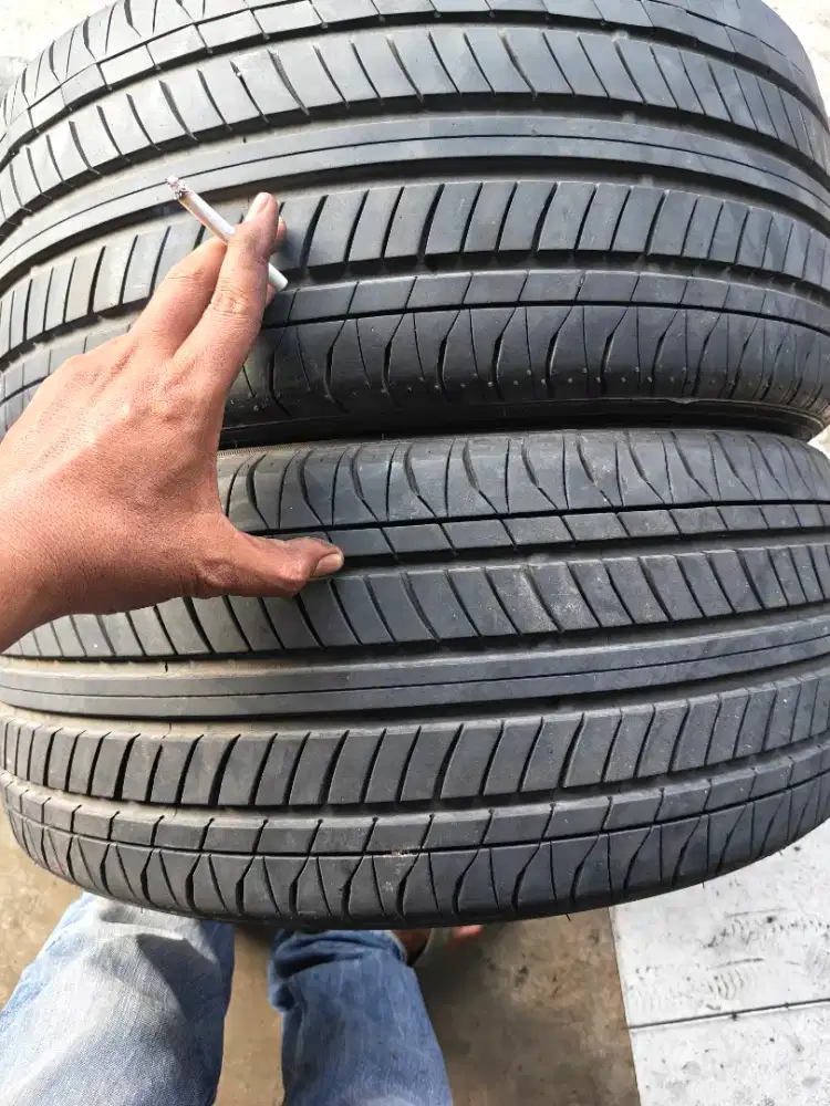 Jual ban copotan mrek falken ziex ze522 ukuran 235 40 R18 kond 90% 2bj