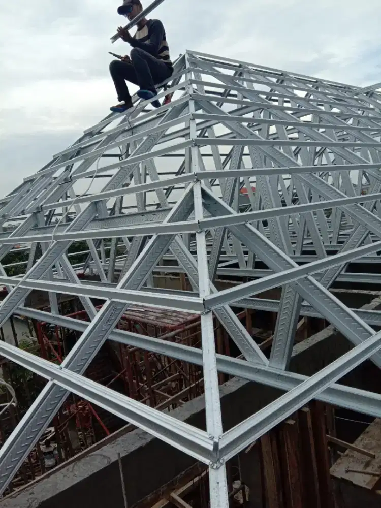 Aplikator pasang rangka atap galvalum