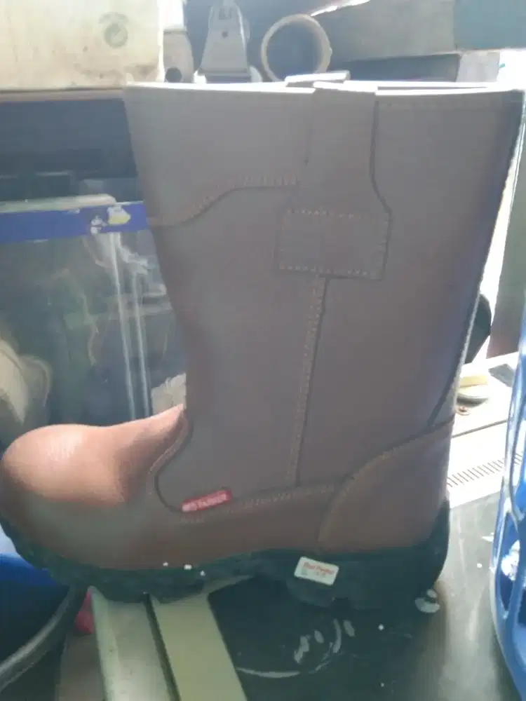 Sepatu safety red Parker