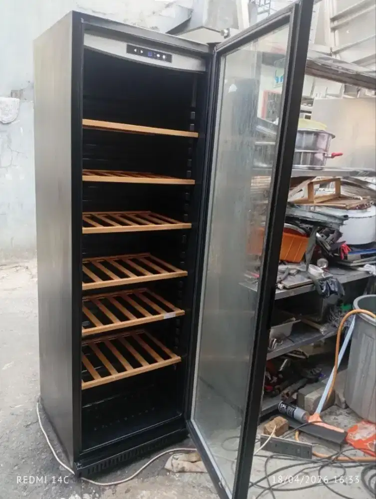 GEA Wine Chiller
 Xw-400FD
342 liter
Kondisi normal
Mesin ORI