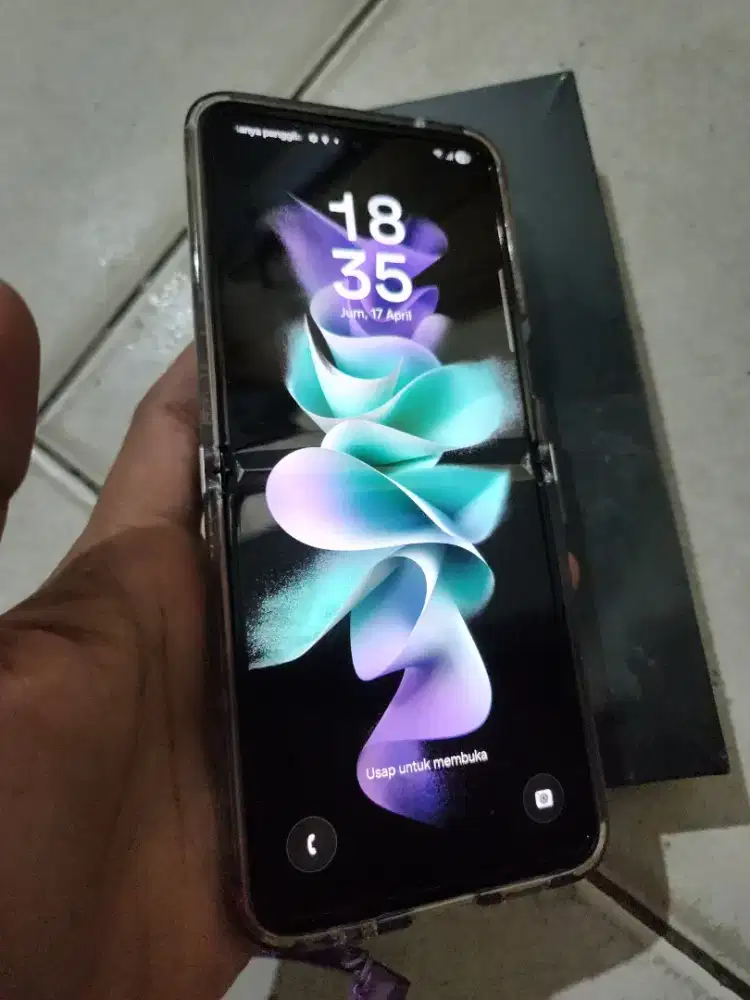 Di jual hp Z flip 3 8/128 Resmi Indo Fullsett dan No kendala