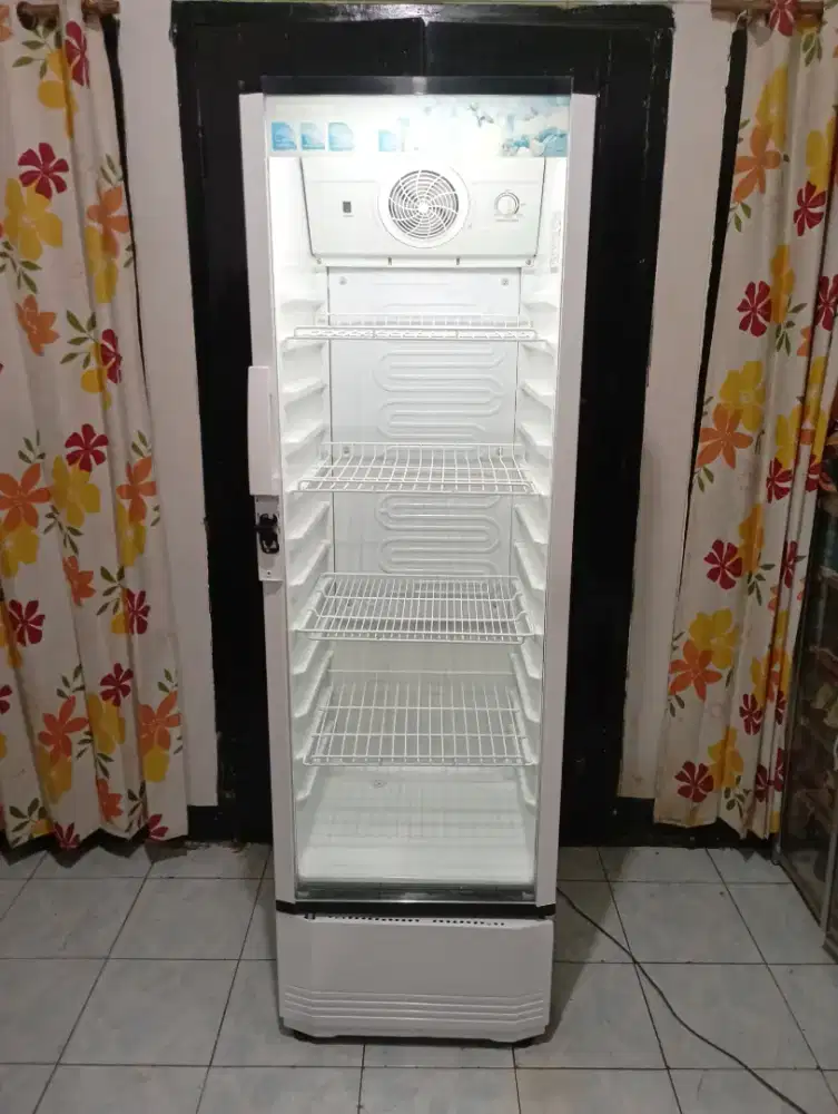 Showcase polytron tinggi