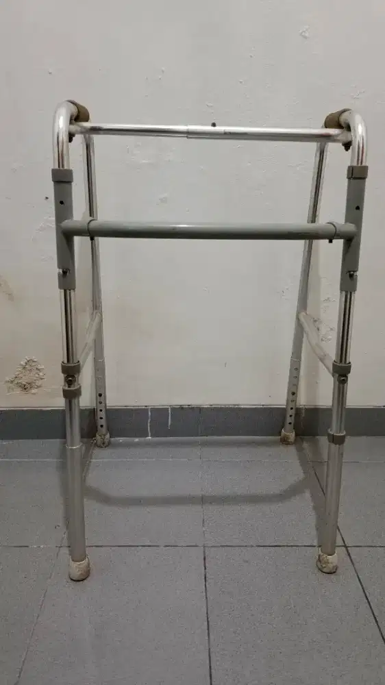 Alat Bantu Jalan Lansia Tongkat Walker Kaki 4 Kuruk