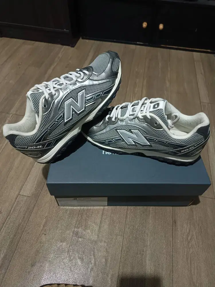 Di jual cepat NB 204L silver masih mulus semua NO MINUS UKURAN 44 ori