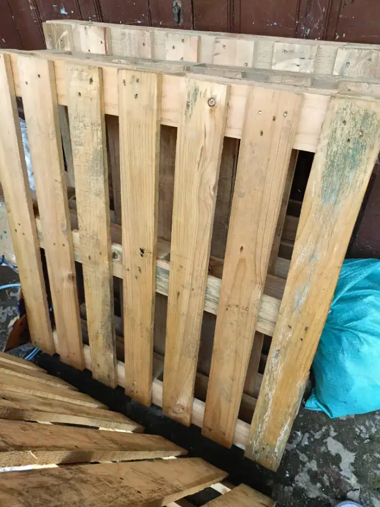 Palet Kayu bekas dari Luar Negri