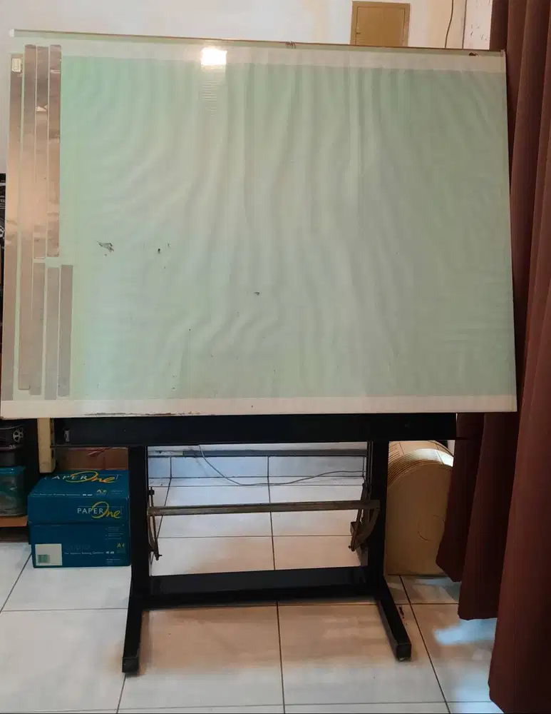 MEJA GAMBAR - PAPAN ADA MAGNET KONDISI 80 %