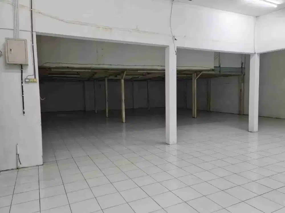 Ruang Usaha Strategis Siap Pakai Eks Garment di Tipes Serengan Dekat Jalan Veteran Solo.