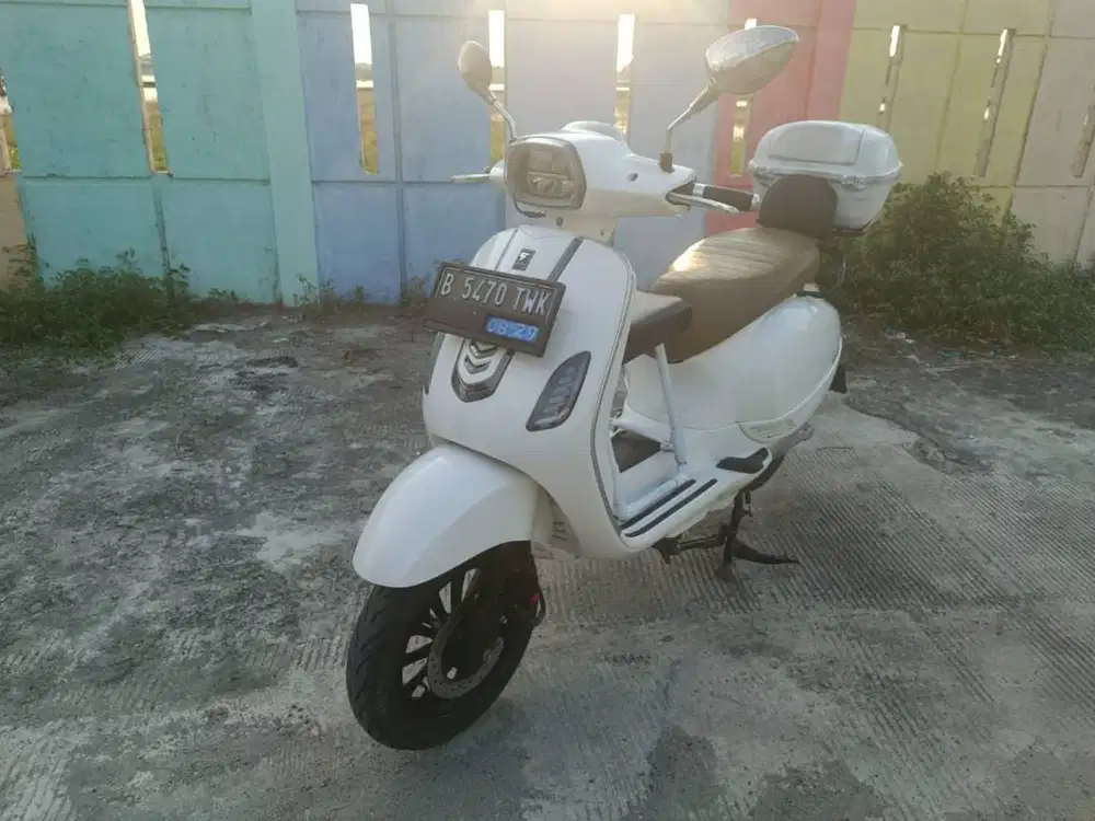 Motor Listrik Zuzu warna putih 2024