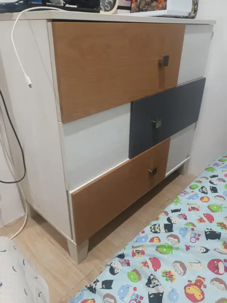 Dijual Lemari baju model laci merk informa