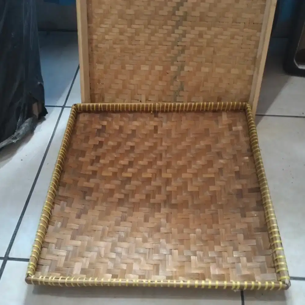 Tampah bekas nasi tumpeng