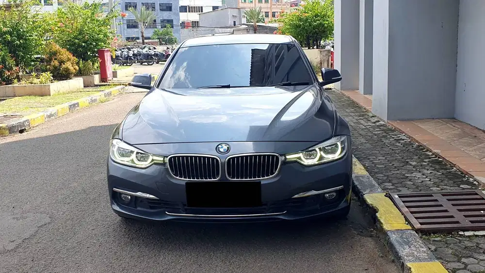 BMW 320i 320 i Luxury F30 LCi AT Abu NIK 2018 Low Km Antik Garansi