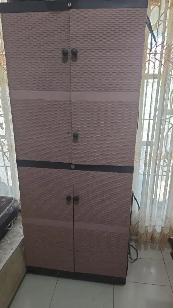 DIJUAL CEPAT LEMARI KEADAAN MASIH BAGUS