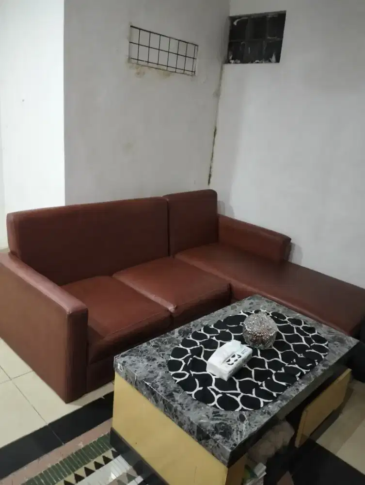 Sofa kulit cokelat tanpa meja