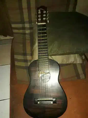 Jual gitar mini 6 senar bekas 88% masih layak pakai