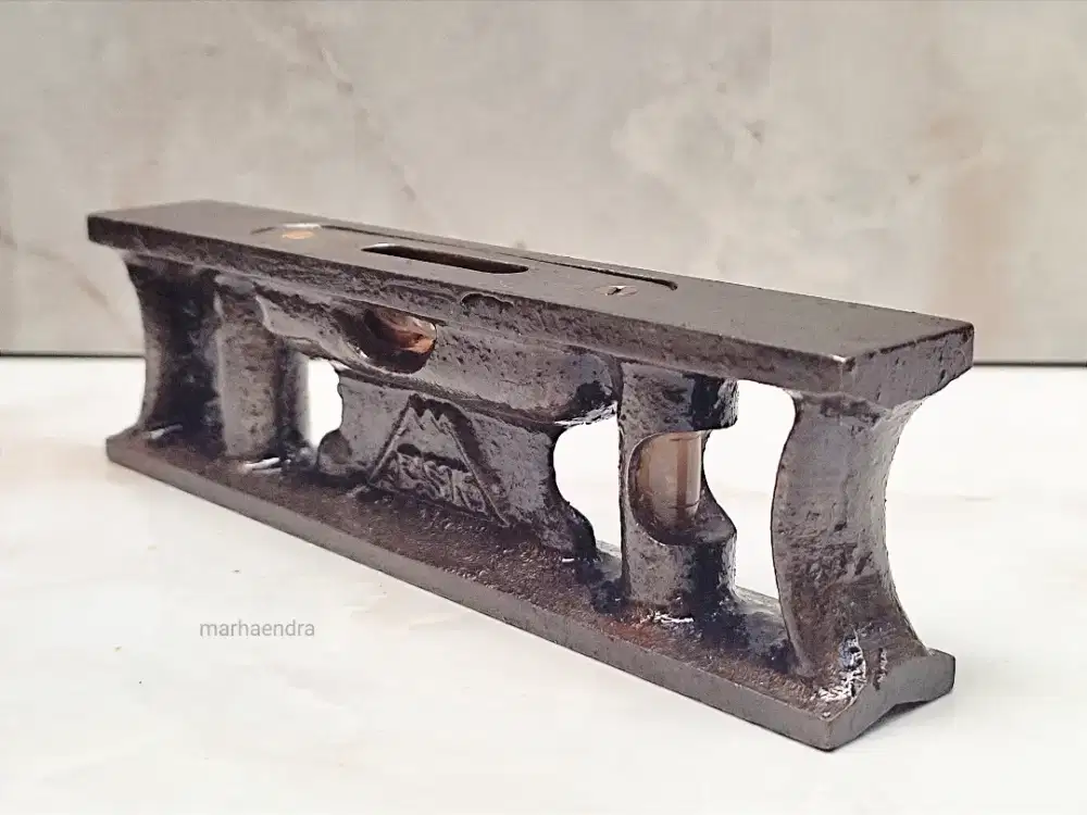 Waterpas besi vintage antik