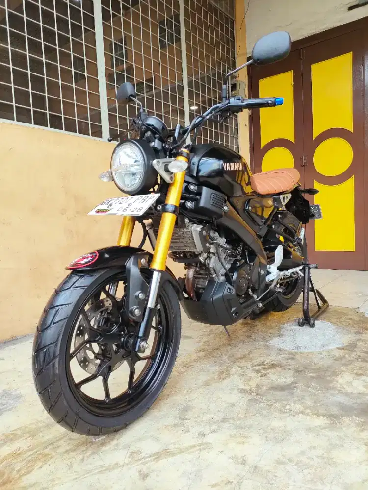 Yamaha XSR / XSR 155 2023, Shock ( Emas ), Black Premium Metalic.