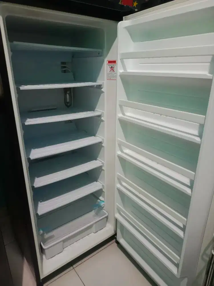 Dijual kulkas es batu merek AQUA 2 unit, per unit 2 jt