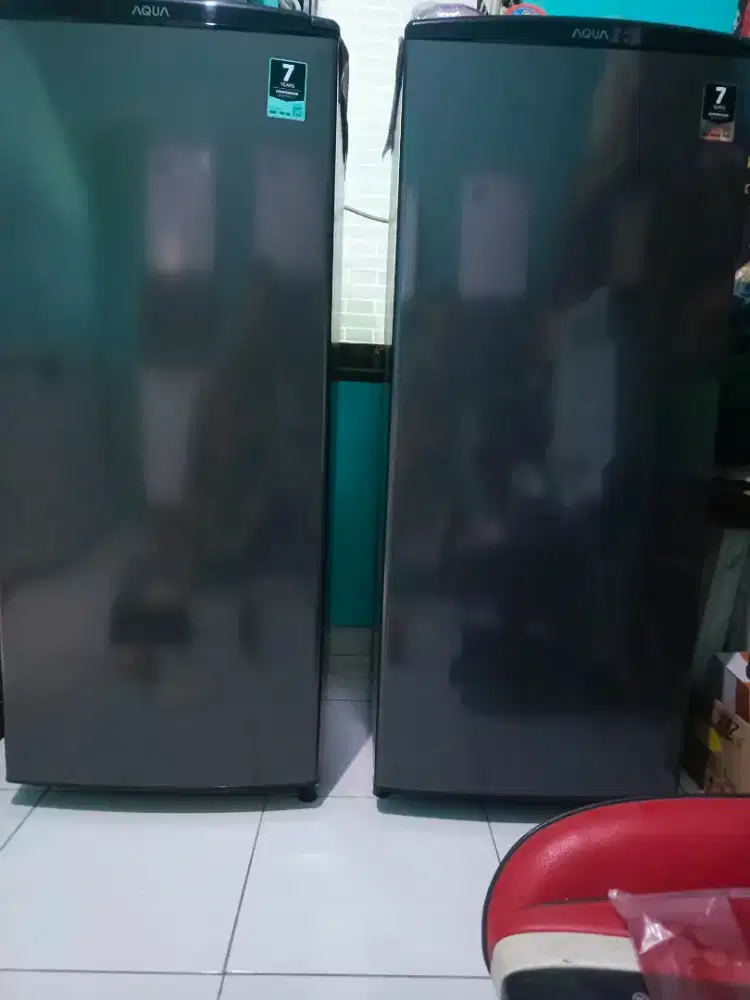 Kulkas es batu merek AQUA 2 unit, per unit 2 jt