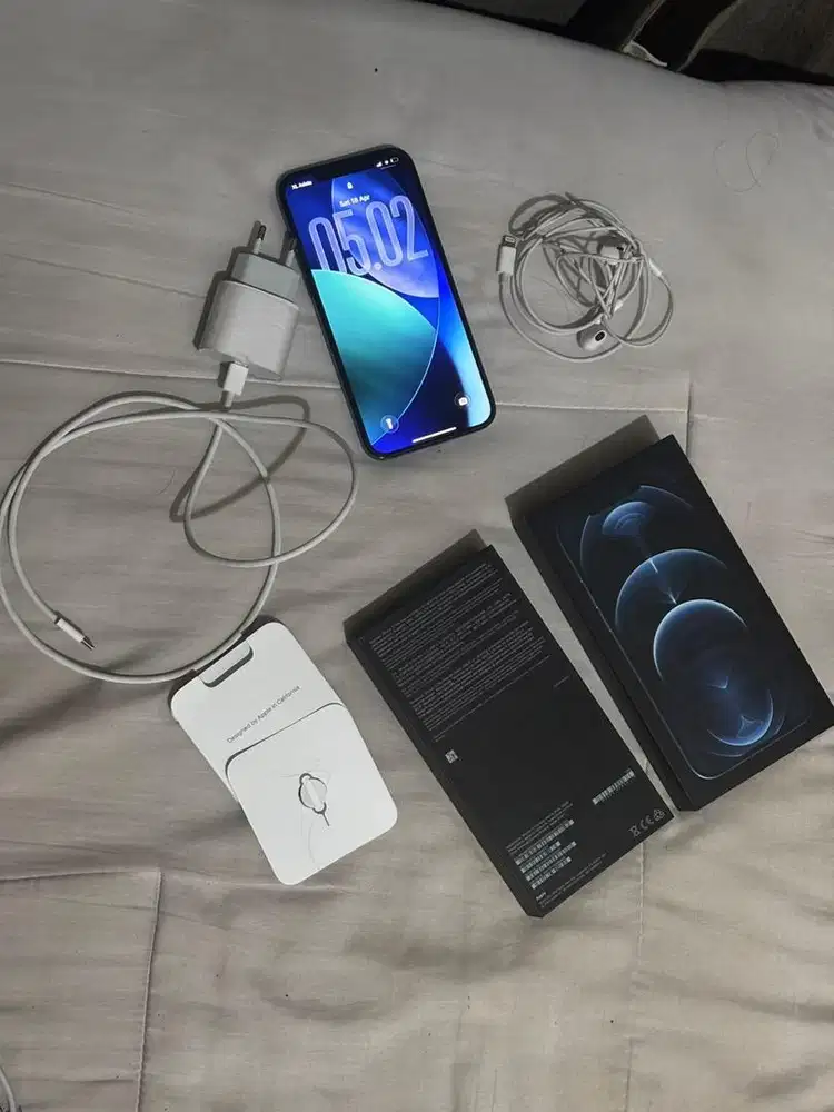 iPhone 12 Pro Max (warna Pacific Blue)