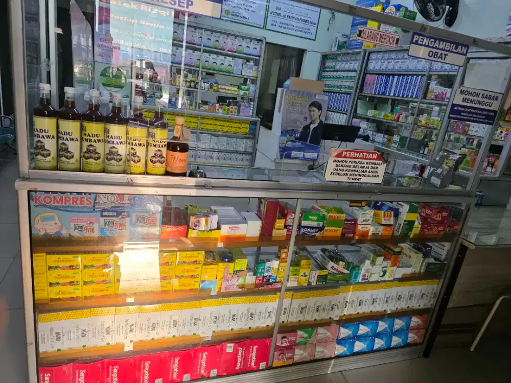 Etalase bekas apotek