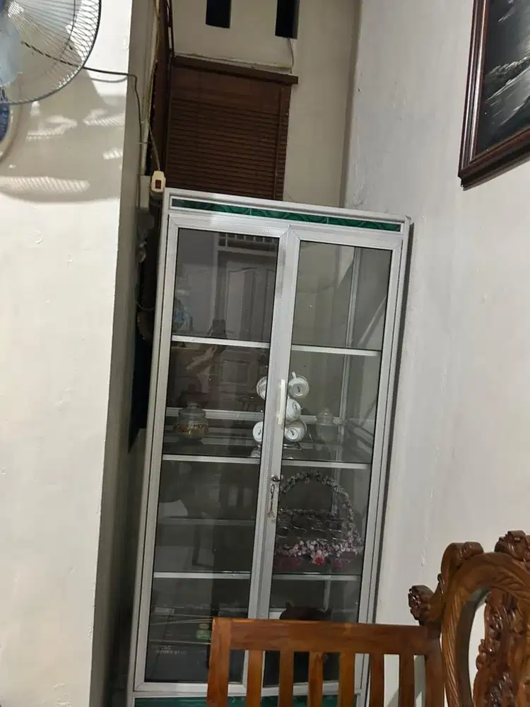 Lemari etalase 2 pintu 4 rak
