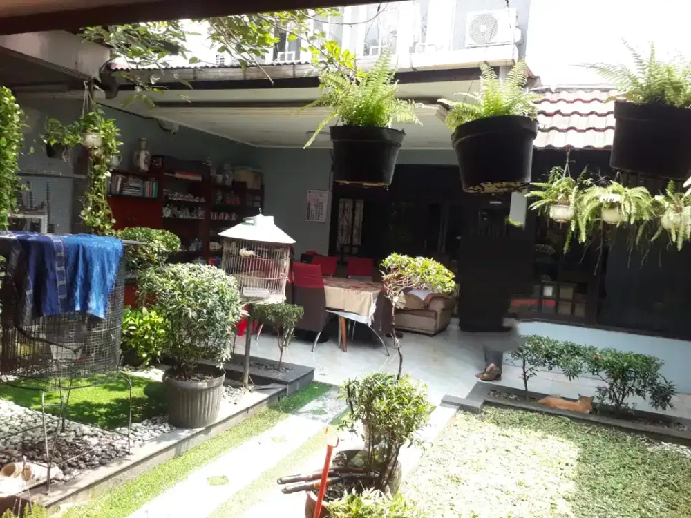 Dijual Rumah Luas dan Asri di Bintaro