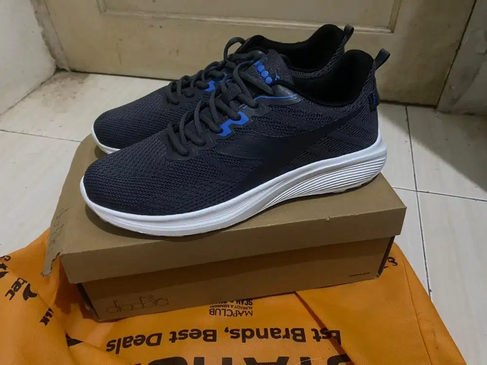 Sepatu casual diadora size 43 masih baru nego