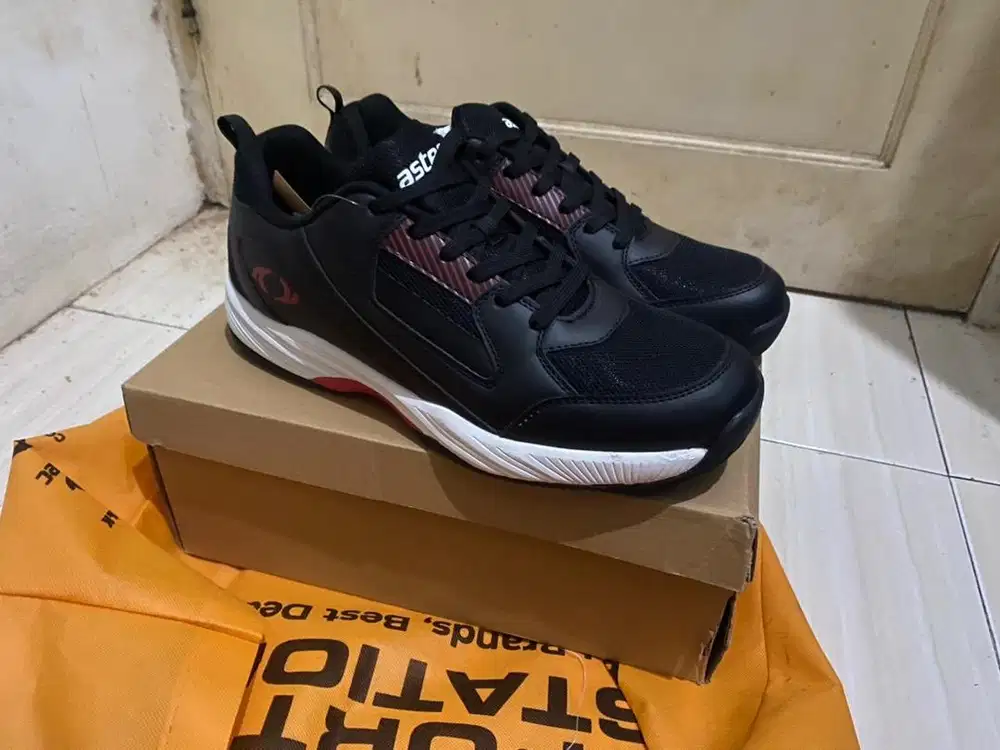 Sepatu bulutangkis Astec size 44 masih baru