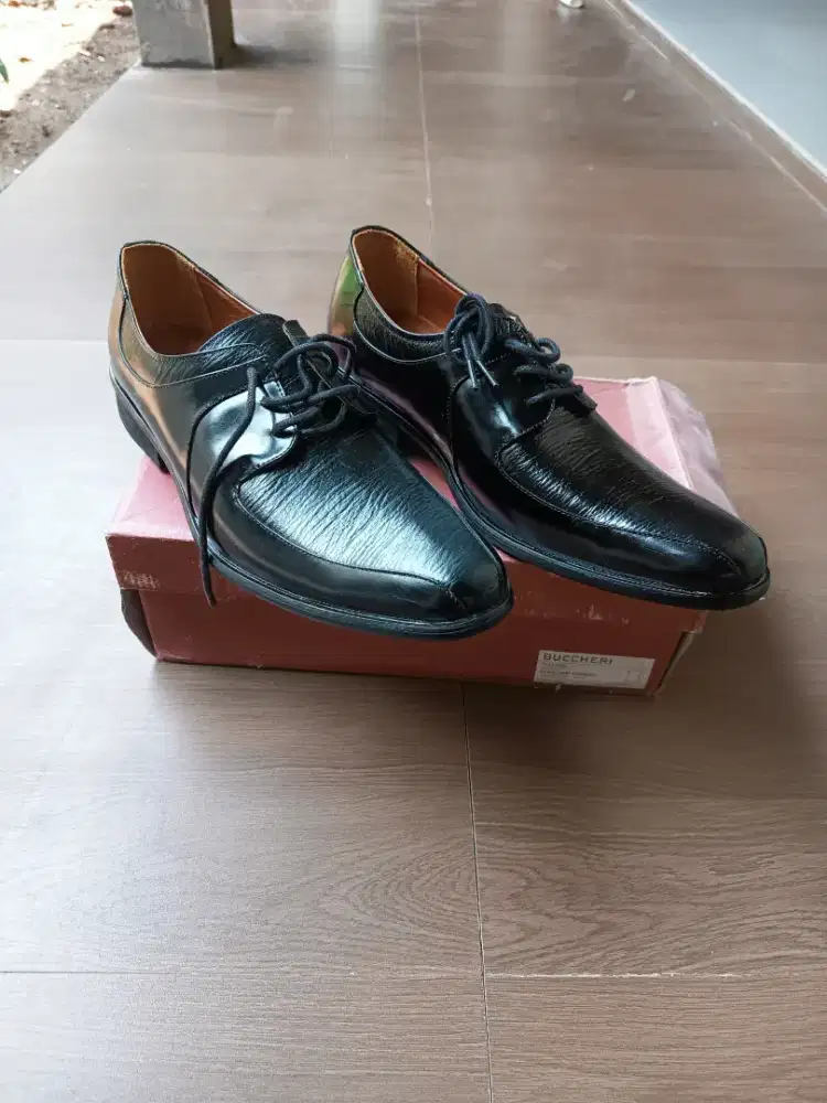 Di jual rugi ae bolo sepatu fantofel cowok merk bucchery