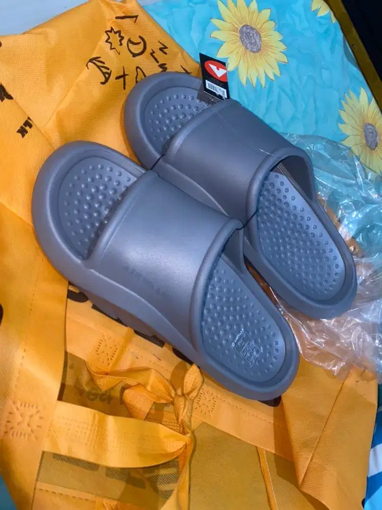 Kebesaran sendal casual airwalk size 44 masih baru