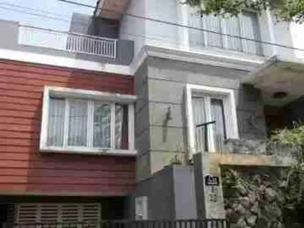 RUMAH DIJUAL, (ada kolam renang) di Komplek Guruminda, cisaranten kulon,arcamanik, Bandung