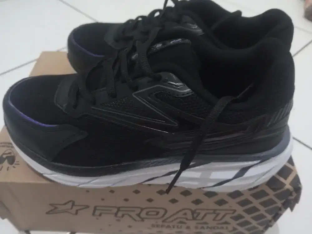 Sepatu olahraga PRO ATT