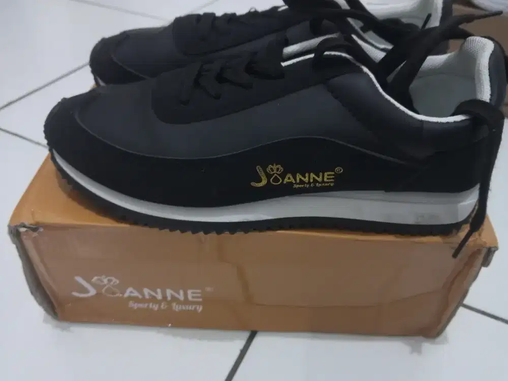 SEPATU RUNNING JOANNE