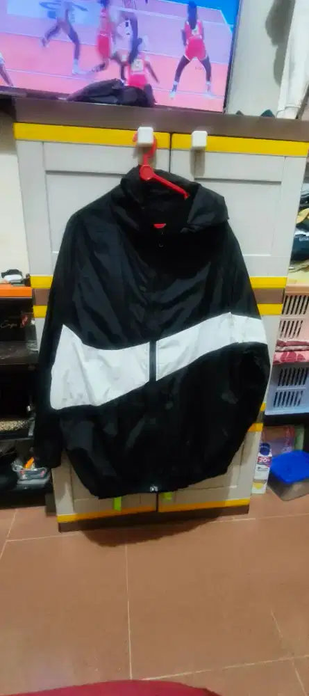 Jaket Nike Big Swoosh tidak original