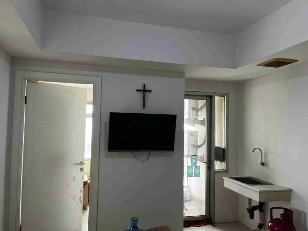 Di sewakan 2 Br semi furnish apartemen green lake sunter tower 1/Slr posisi di hoek lantai favorit