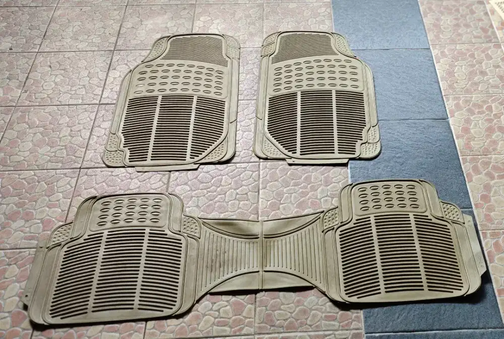 Karpet Mobil 2 Baris Karet mudah dibersihkan anti air tidak geser