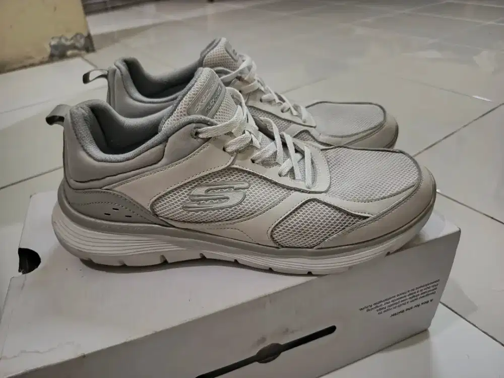 Jual aja sepatu skechers putih masih bagus UK 43