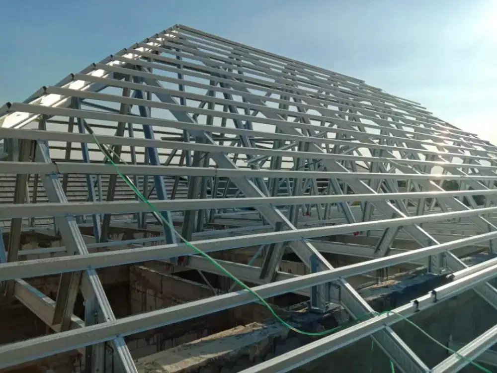 Aplikator pasang rangka atap galvalum