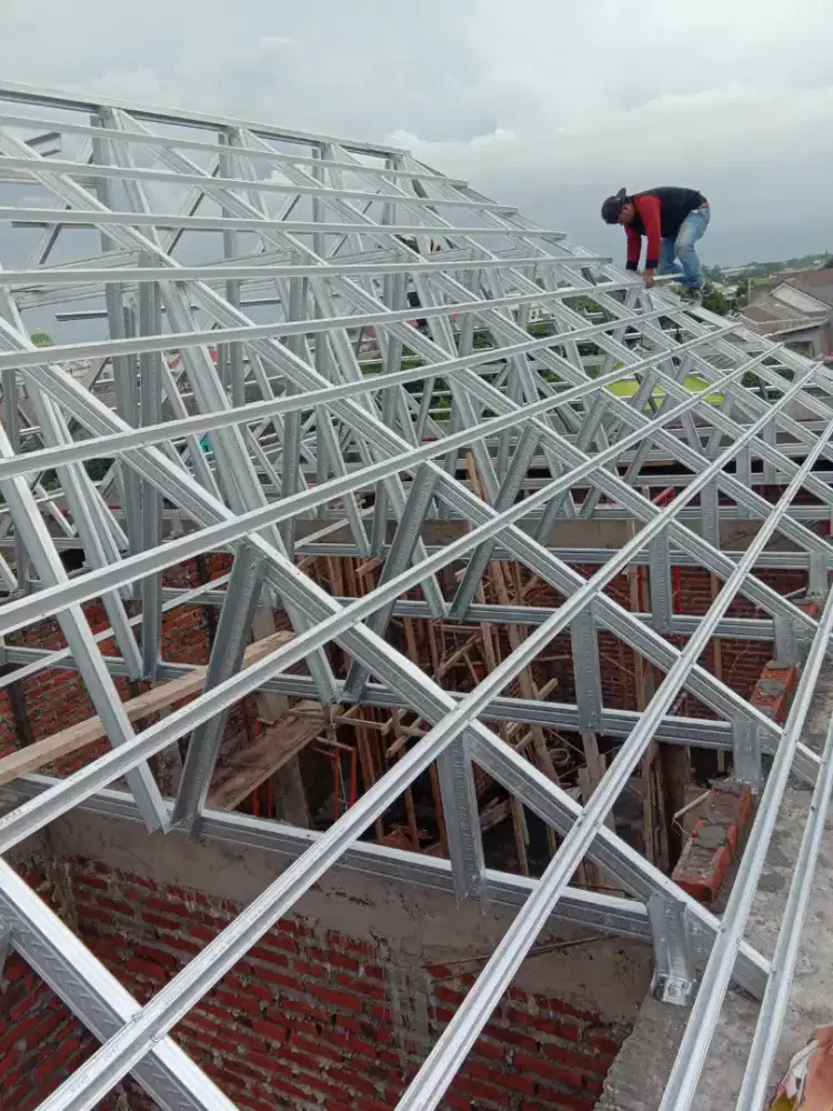 Aplikator pasang rangka atap galvalum