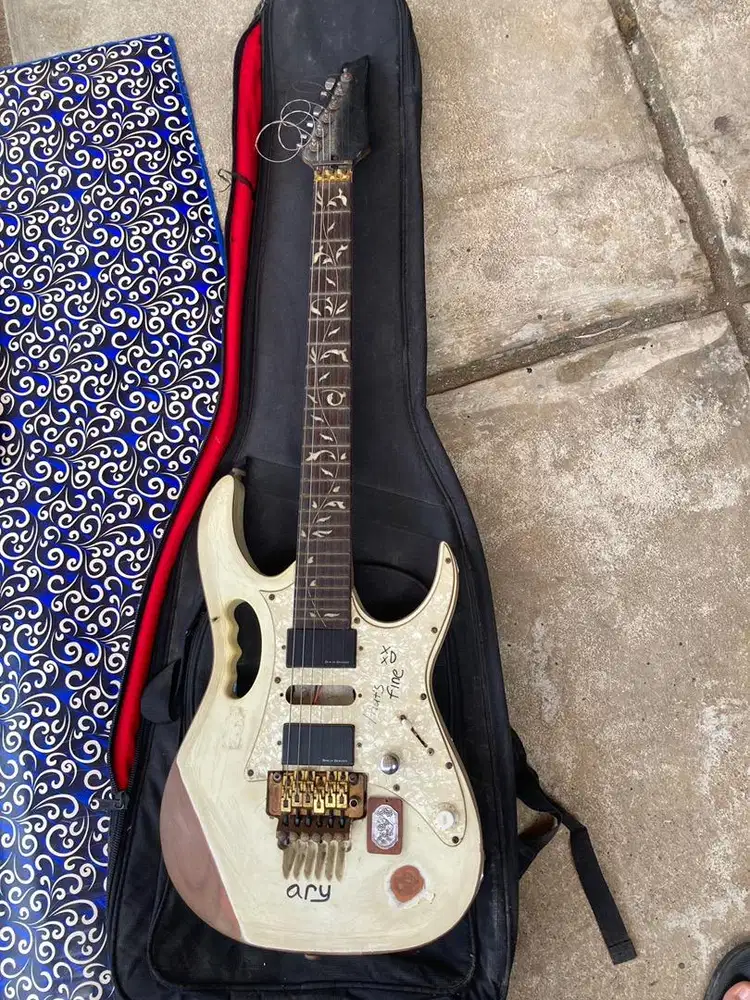 Gitar Listrik model ibanez Jem