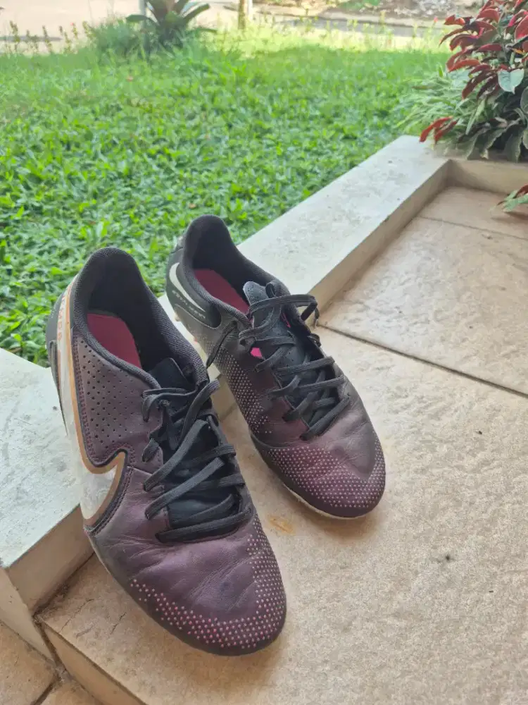 Sepatu bola Nike Tiempo academy