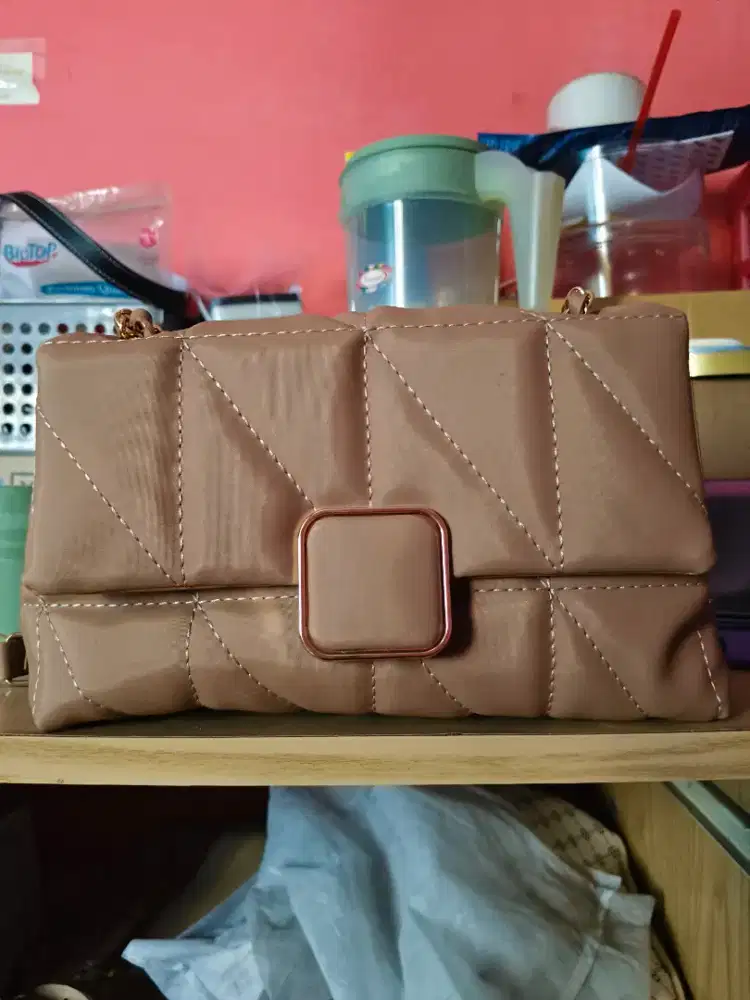 Tas wanita yang cocok untuk ke kondangan atau ke mall