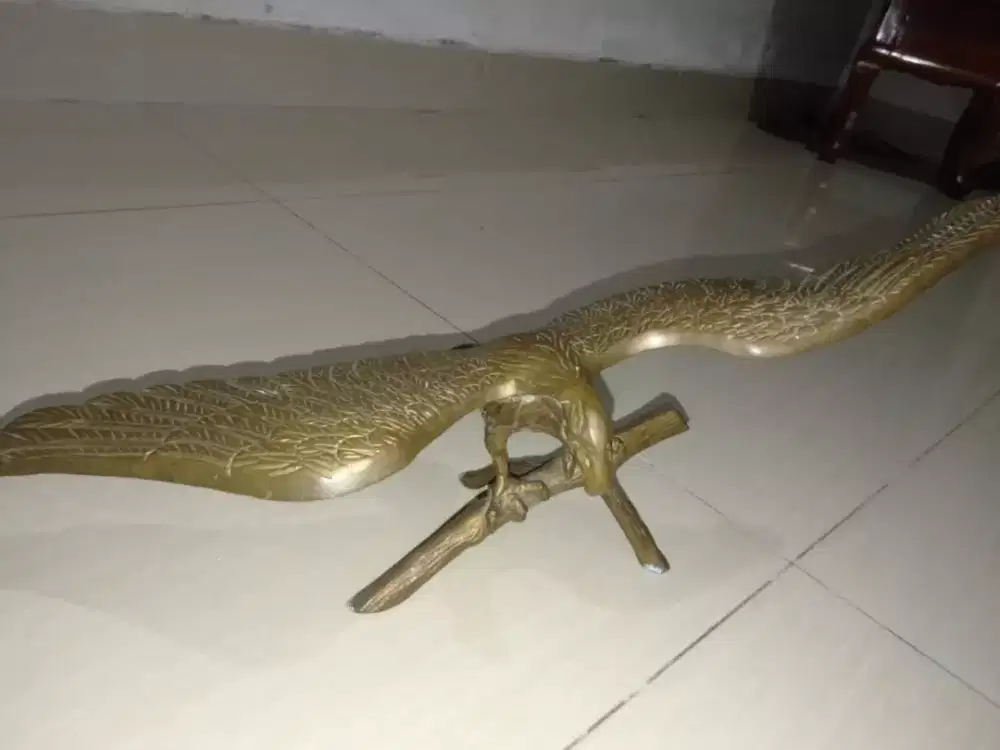 Patung Elang berbahan kuningan