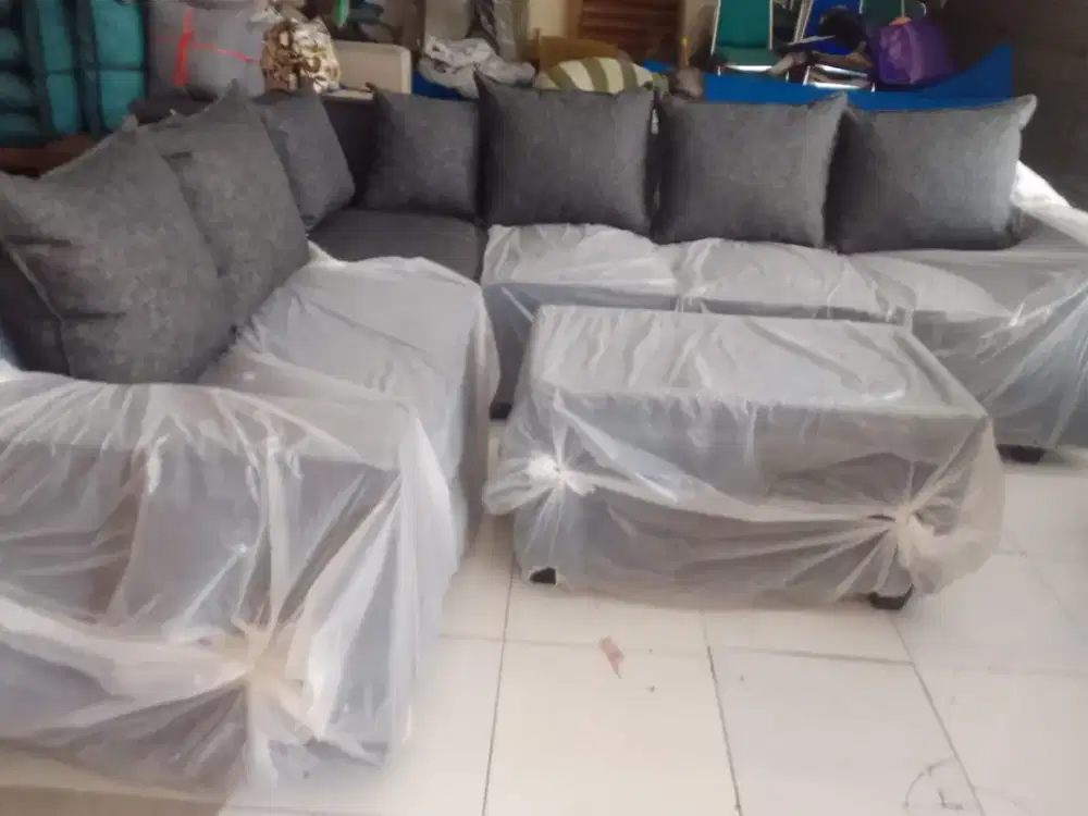 Sofa L belongsong + meja warna abu2 tua bunus bantal besar 5 kecil 2